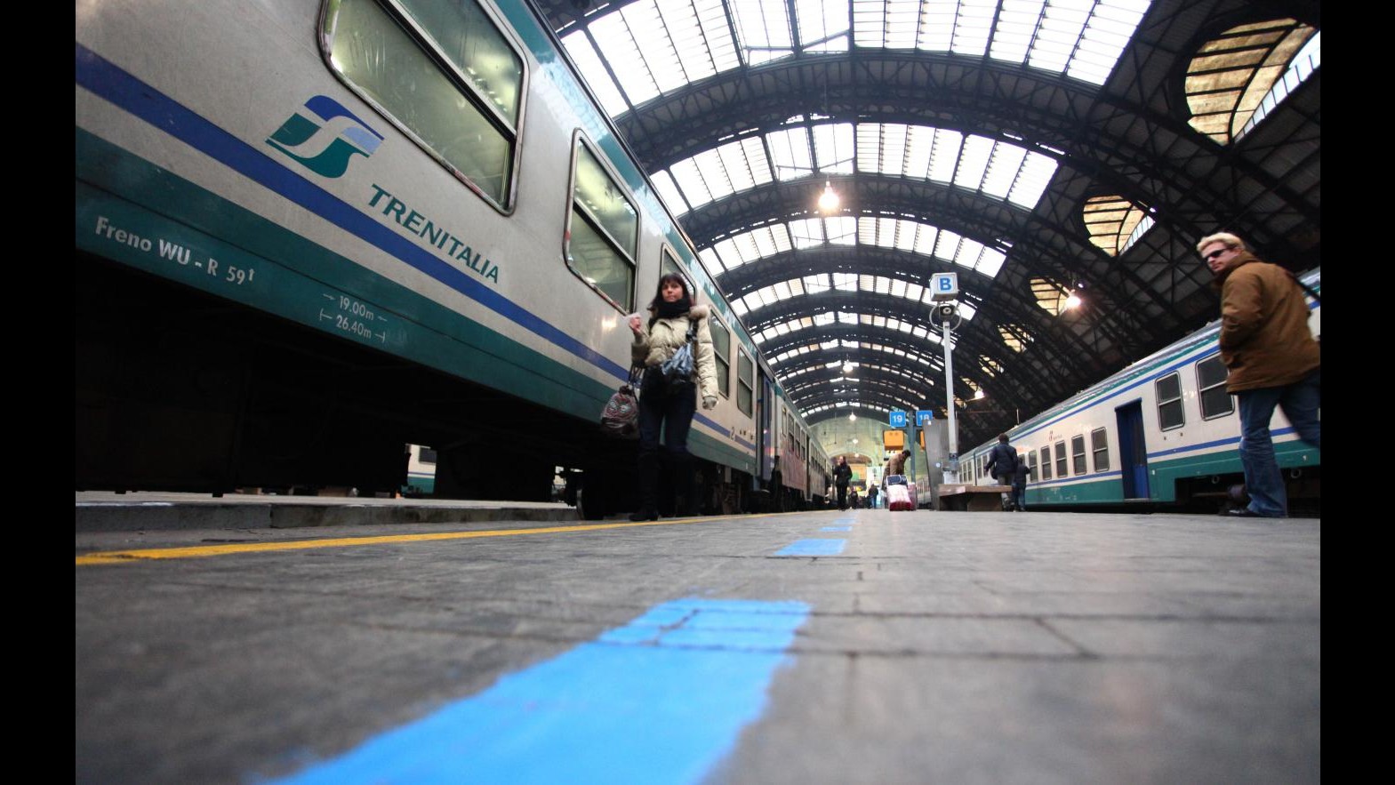 Operai Fs sui tralicci in stazione Milano