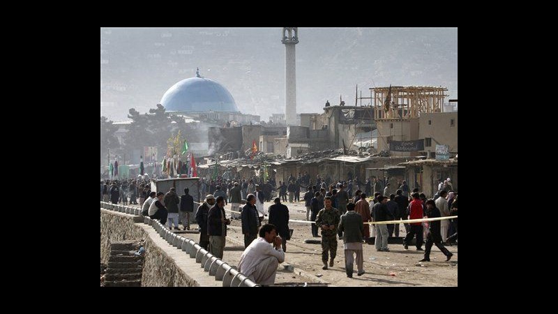 Afghanistan, a Kabul in corso funerali di vittime attentato di ieri