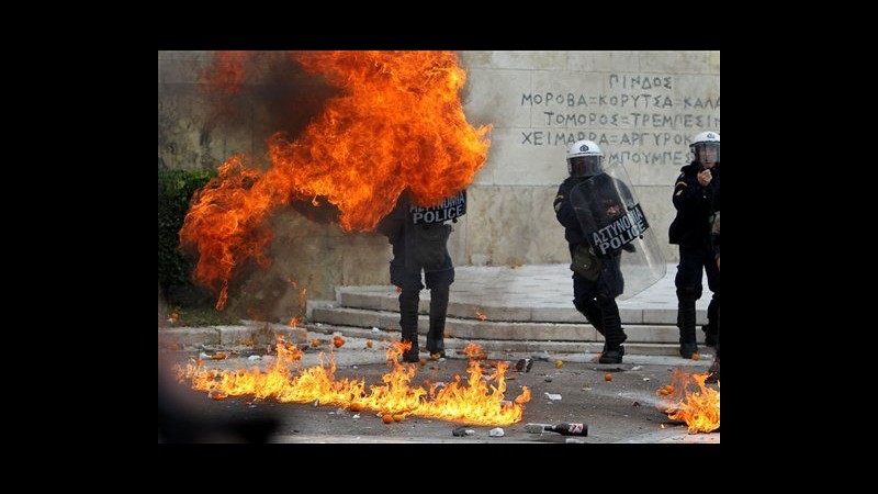 Grecia, agente in borghese ferito seriamente in scontri a Salonicco