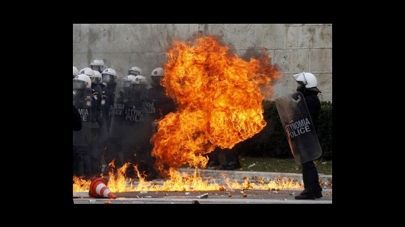 Grecia, 14 feriti e 15 arrestati in anniversario morte studente