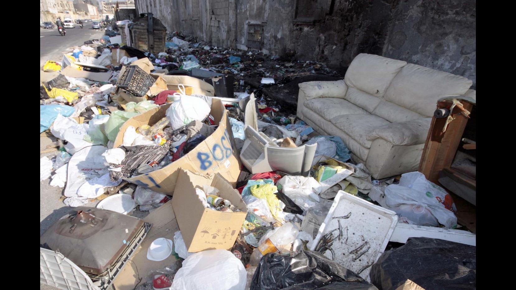 Taranto, 54 arresti per traffico internazionale di rifiuti speciali