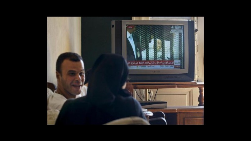 Egitto, riprende il processo Mubarak: ex raìs in aula in barella