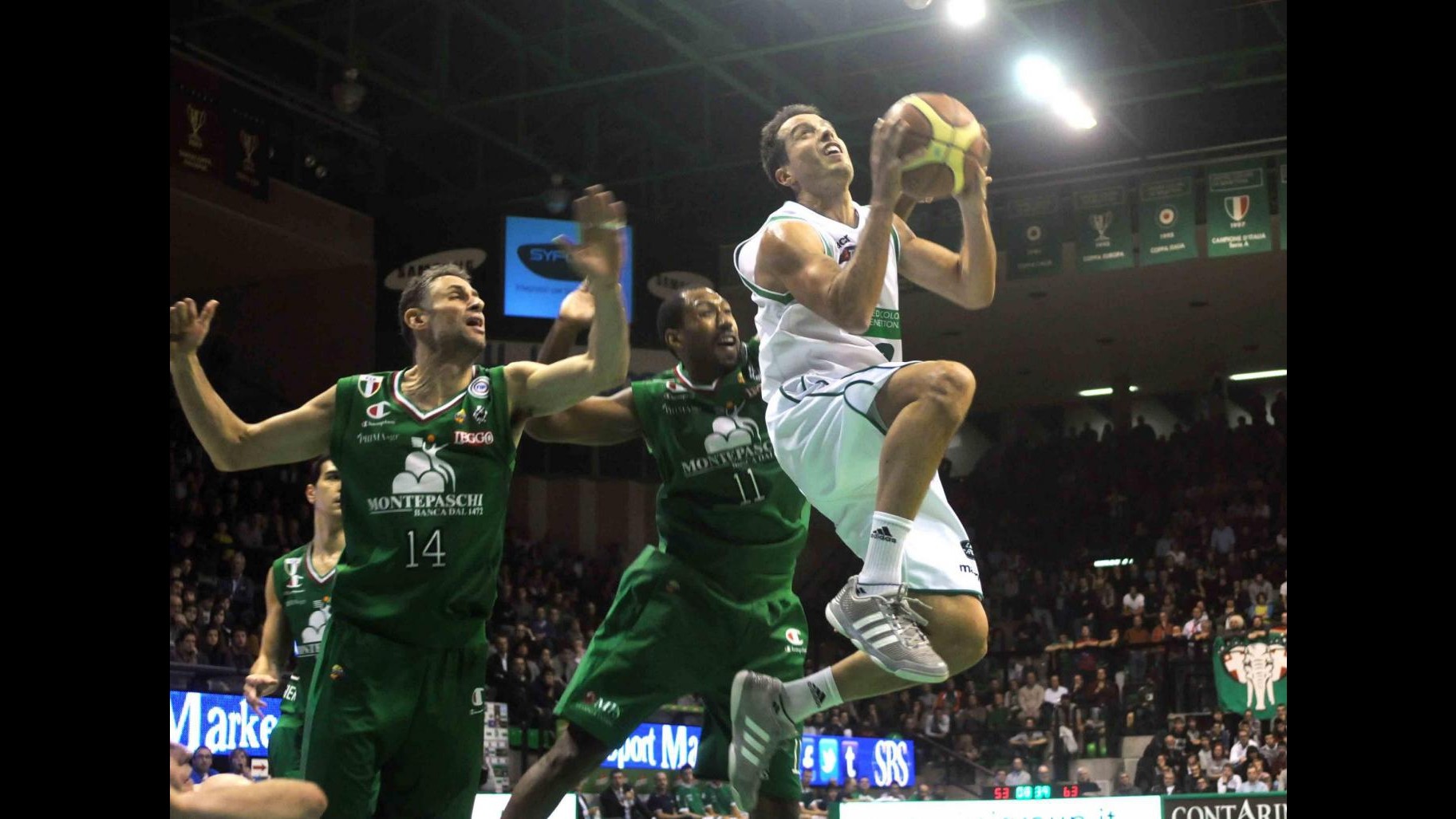 Siena vince, Milano soffre contro Avellino. Cantù passa a Varese