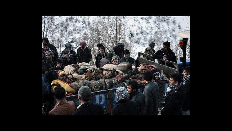 Turchia, in migliaia a funerali vittime raid aerei esercito nel sudest