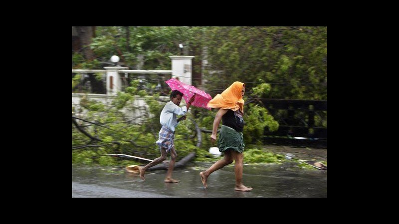 India, 11 morti per ciclone Thane, venti a 140 km orari