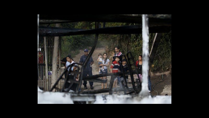 Venezuela, autocisterna benzina si ribalta e prende fuoco: 13 morti