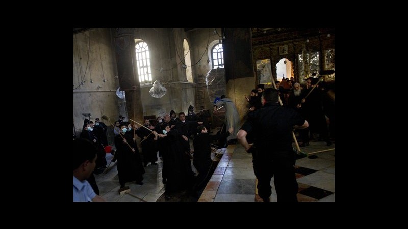 Rissa a colpi di scopa tra monaci in chiesa Natività a Betlemme