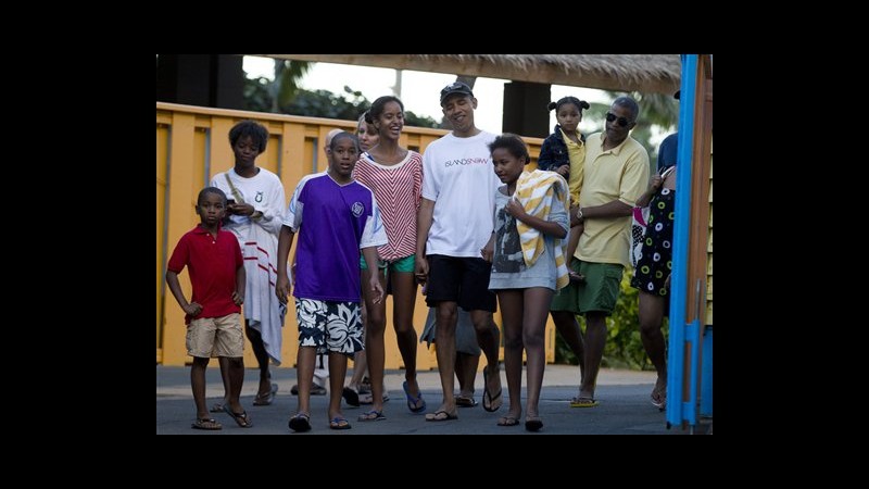 Obama in vacanza alle Hawaii libera tartarughe in mare con le figlie