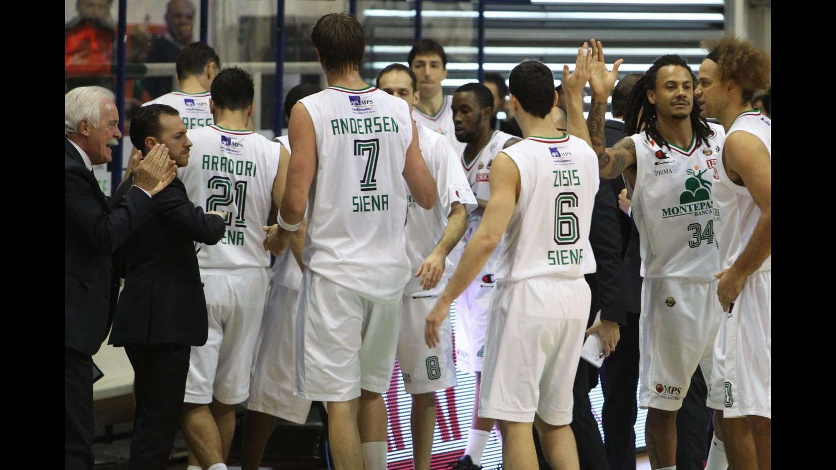 Siena soffre ma vola in testa. Ad Avellino il derby campano