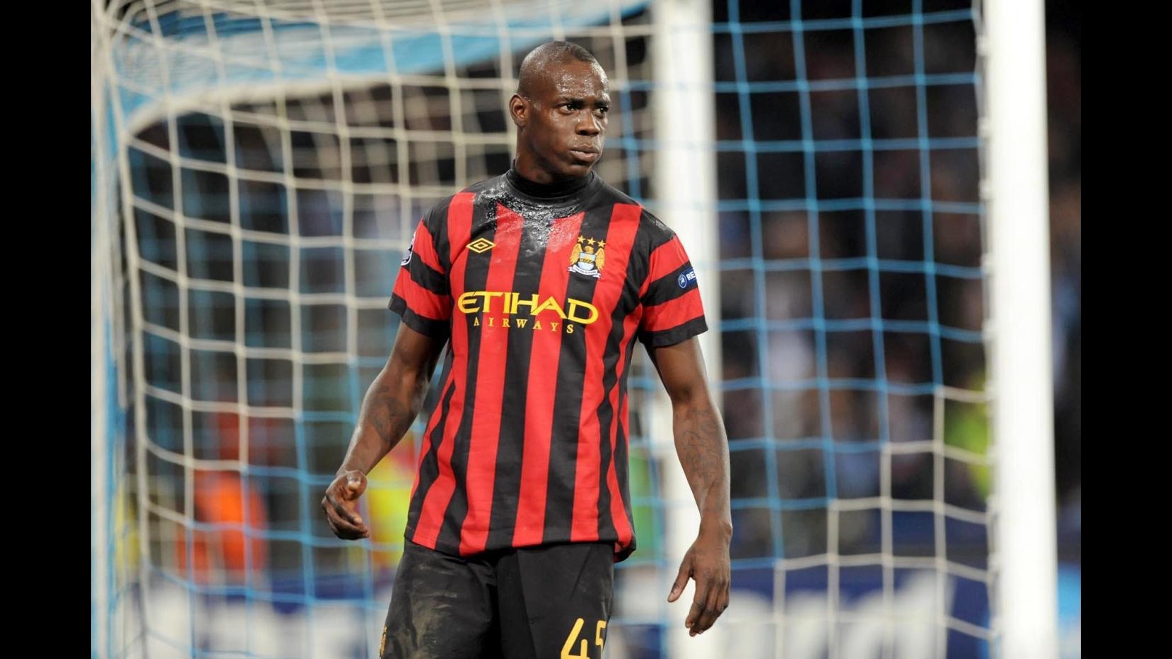 ‘Babbo Natale’ Balotelli: bevande per tutti e offerta a messa