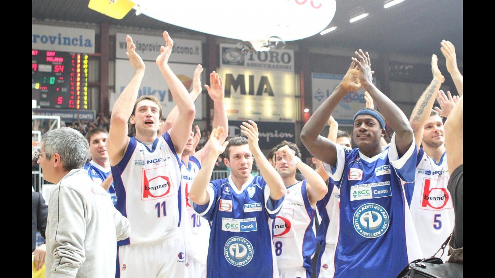 Olimpia Milano crolla, Cantù domina derby 79-54