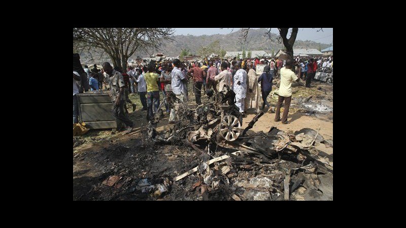 Nigeria,fedeli puliscono chiesa dopo attacco: Paura di altri attentati