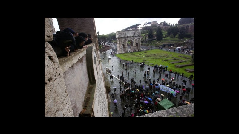 Frammento tufo caduto al Colosseo, nessun allarme
