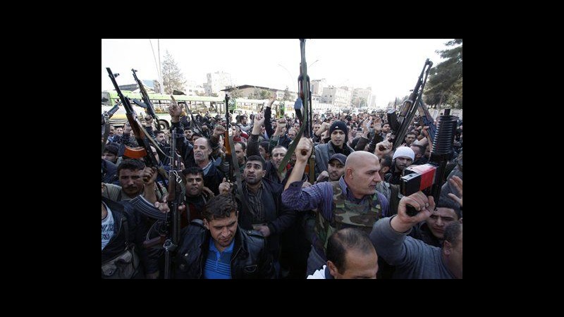 Siria, in migliaia a funerali di vittime attentati di ieri a Damasco