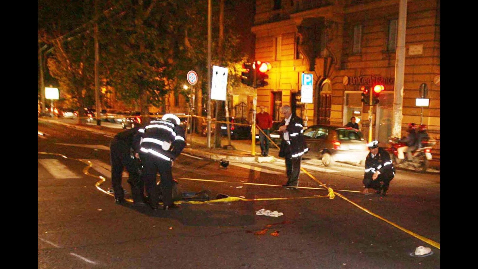 Roma, investe ragazzo e scappa: caccia al pirata, vittima in coma