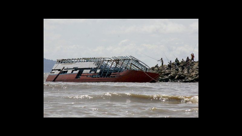 Indonesia, recuperati altri corpi dopo affondamento nave: 90 i morti