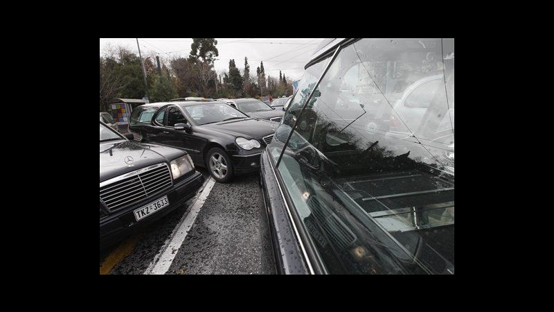 Grecia, carri funebri in corteo per protestare contro aumento bollo