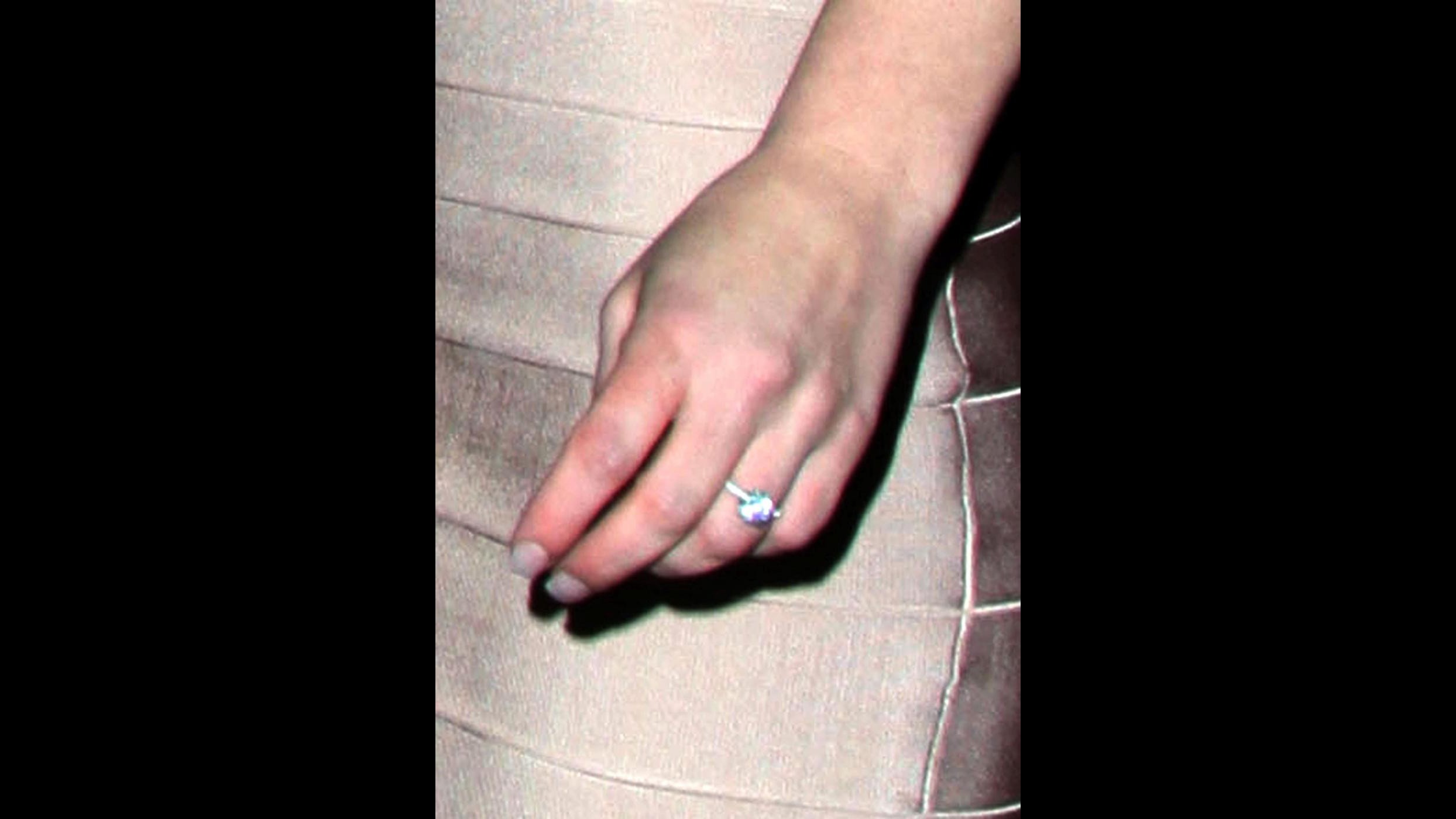 Britney Spears indossa un anello di fidanzamento da 92mila dollari