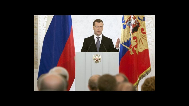 Medvedev: Russia ha bisogno di democrazia, non di ingerenze esterne