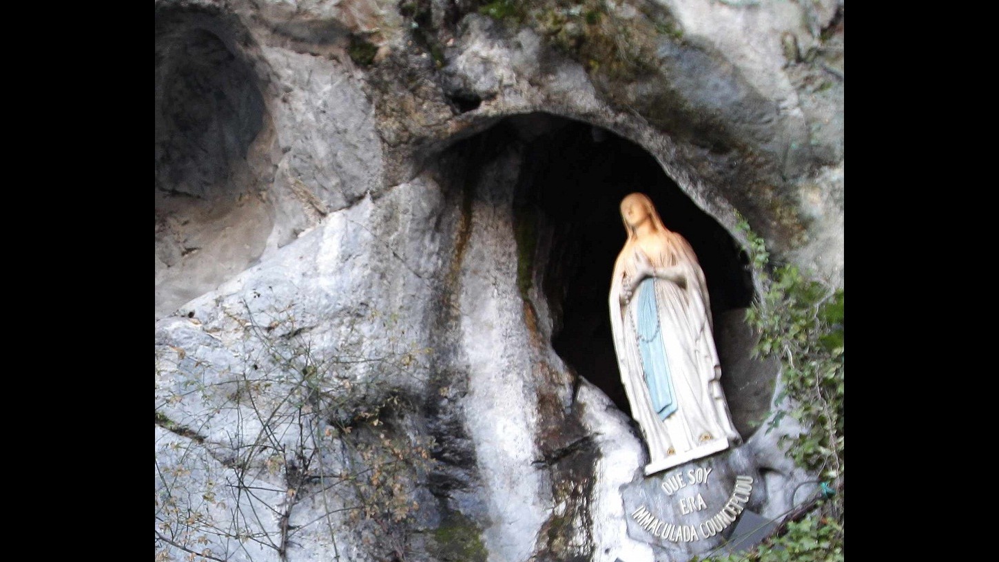 Ancona, promettevano di curare con acqua di Lourdes: 39 denunce