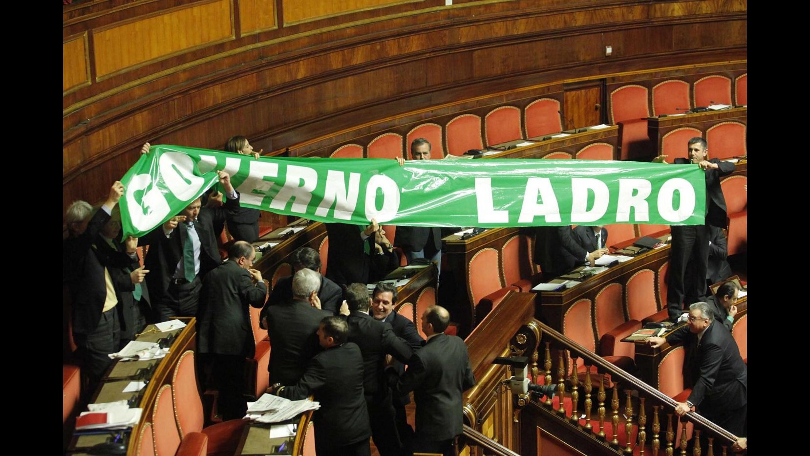 E’ bagarre al Senato, Lega: Governo ladro