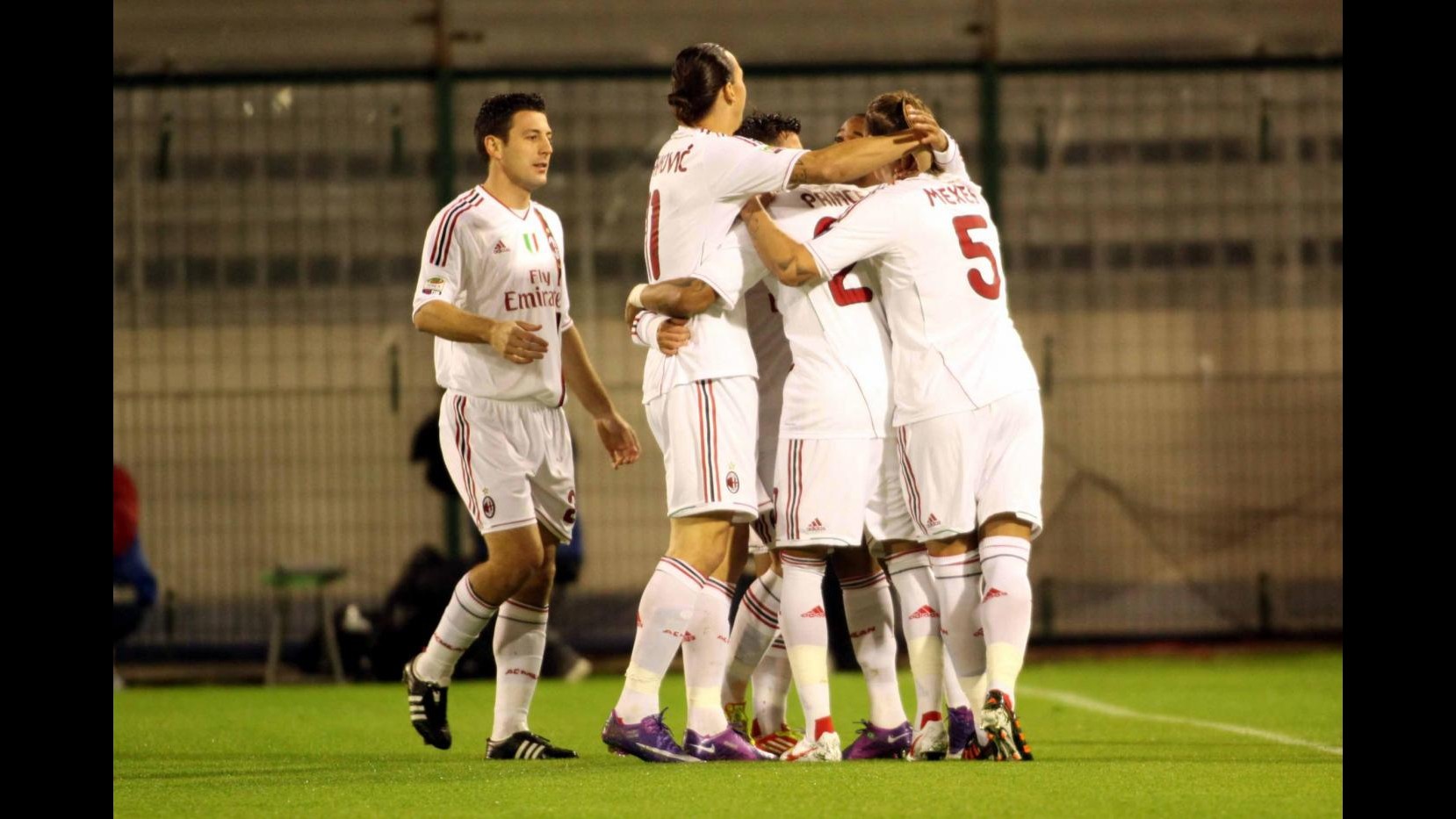 Milan espugna Cagliari, rossoneri volano in vetta