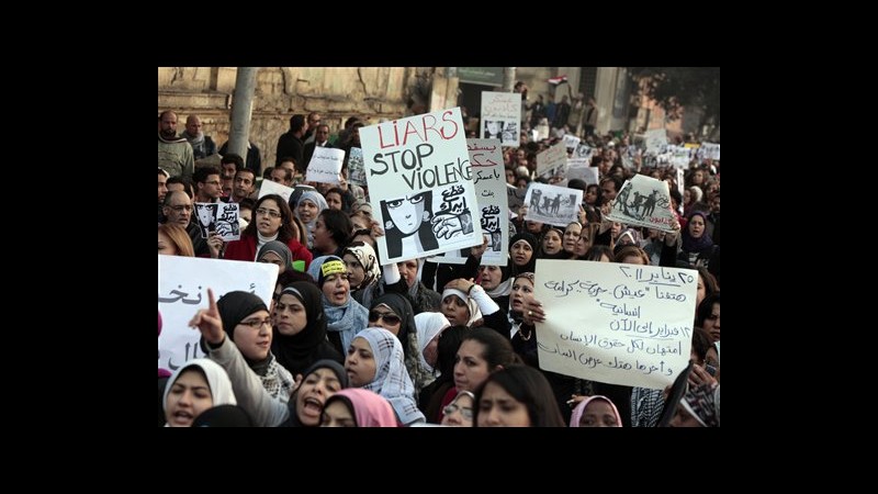 Egitto, donne in piazza Tahrir contro brutalità di repressioni governo