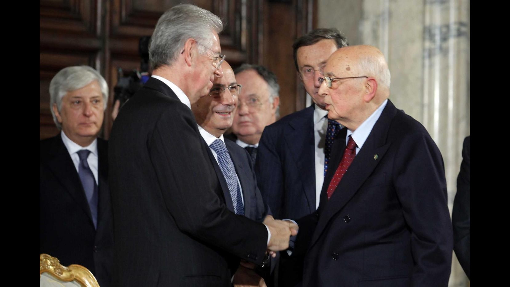 Napolitano: Governo Monti è legittimo