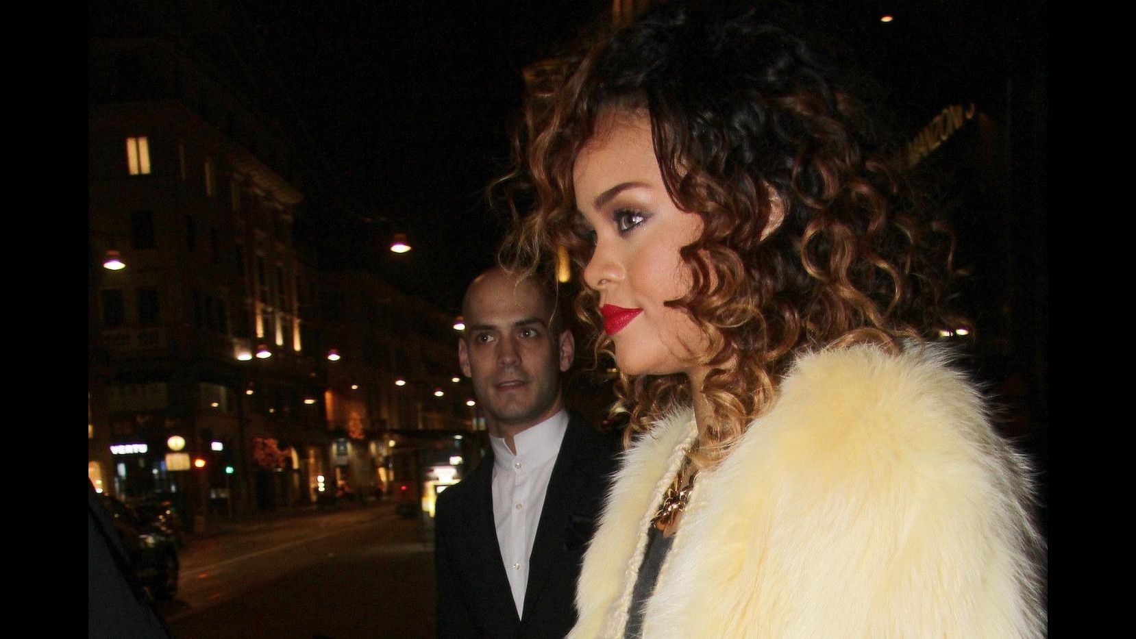 Rihanna abbandona il palco durante un concerto per vomitare