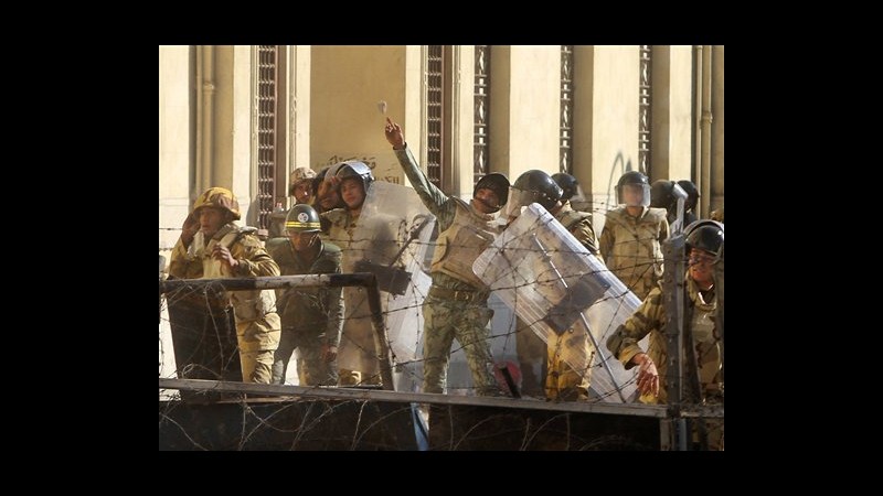 Egitto, polizia antisommossa sgombera piazza Tahrir prima dell’alba