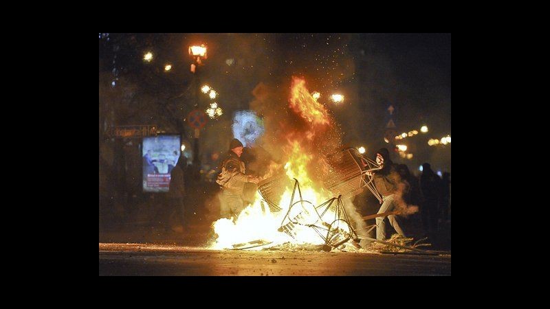 Romania, almeno 13 feriti in proteste, riunione emergenza del governo