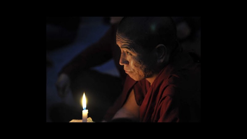 Cina, 16esimo tibetano si dà fuoco in un anno: scontri in Sichuan