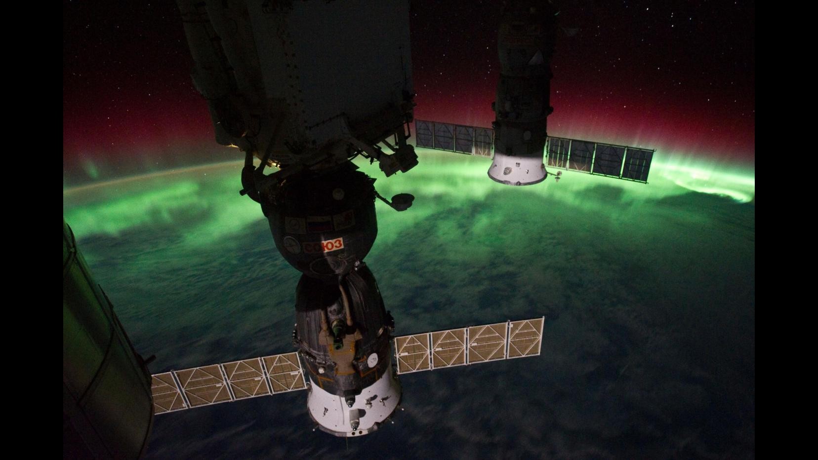 Stazione spaziale accende motori per evitare detriti vecchio satellite