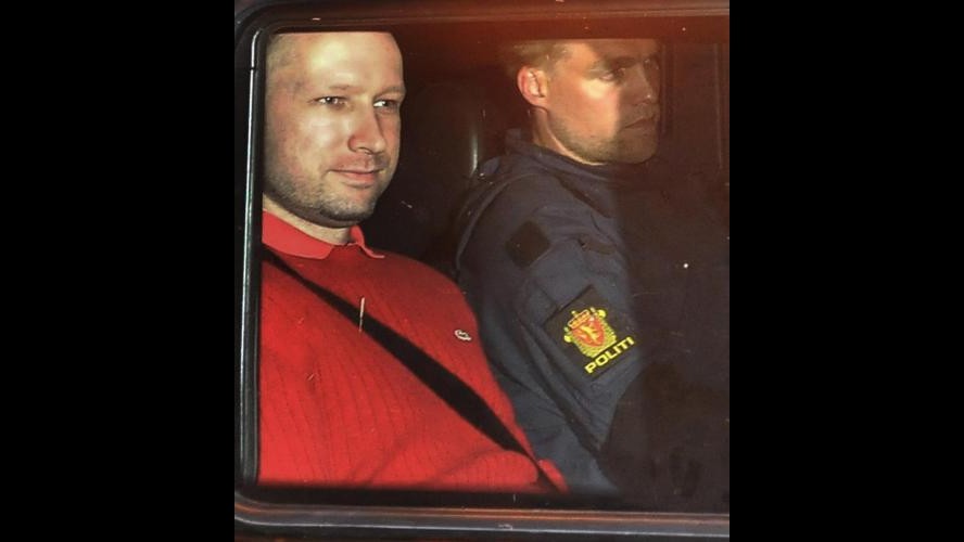 Norvegia, nuova perizia per Breivik, lui annuncia: Non parlerò