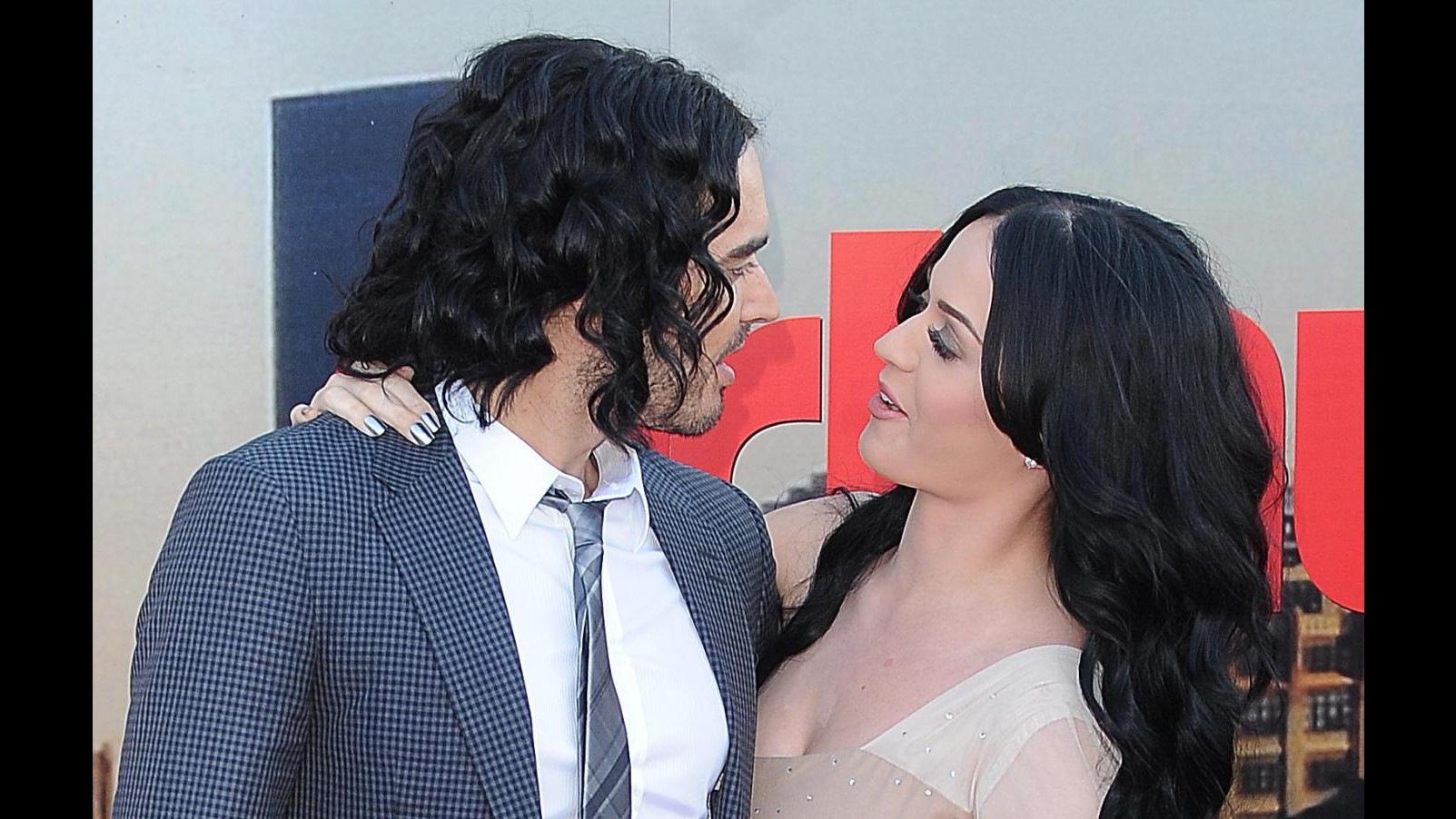 Katy Perry vuole riconciliarsi con Russell e parte per l’Inghilterra