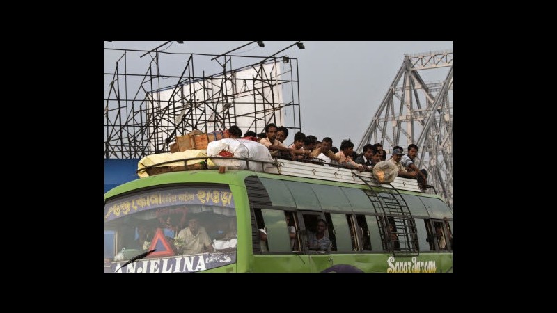 India, bus cade dentro un burrone nel nord: 12 morti e 13 feriti