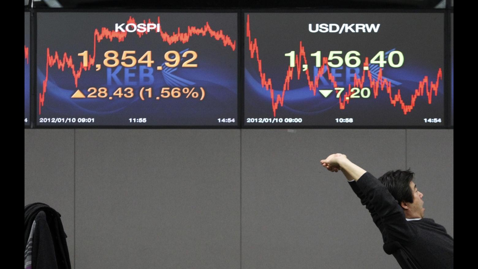 Borsa, Milano apre in ribasso