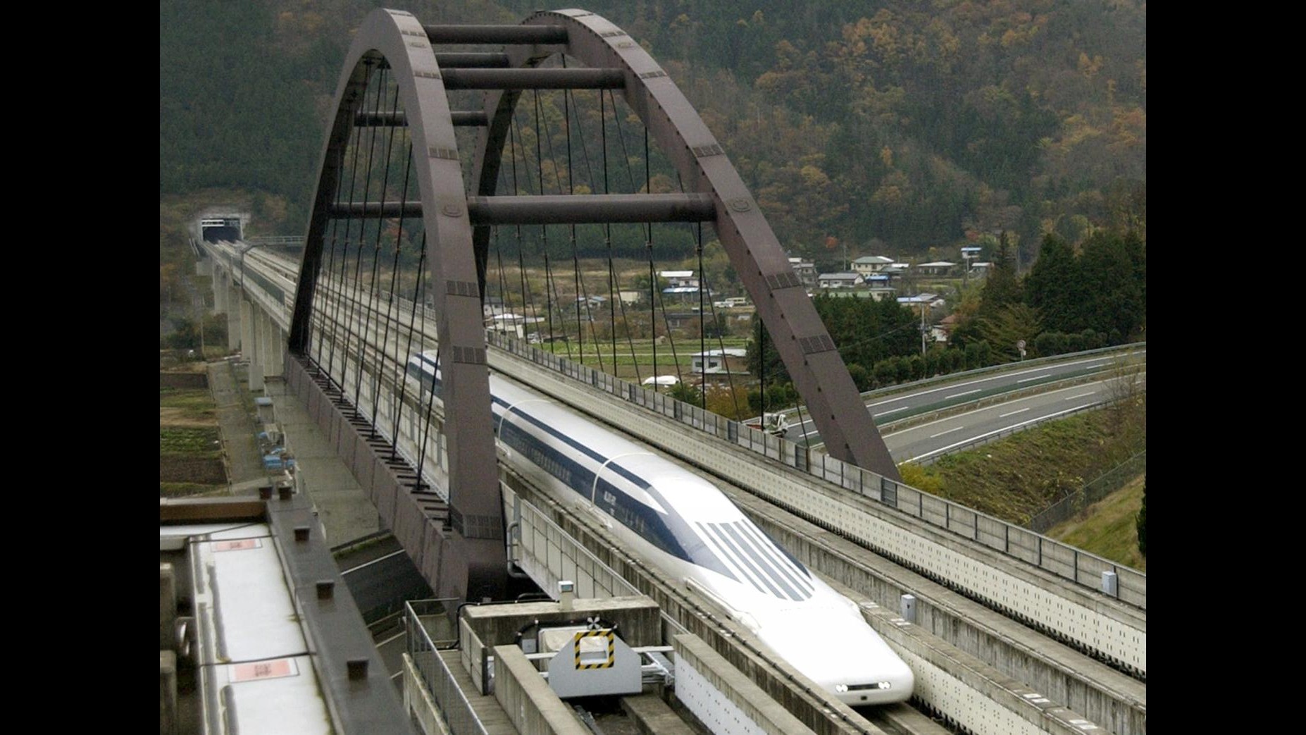 Giappone,ex presidente compagnia ferroviaria assolto per disastro 2005