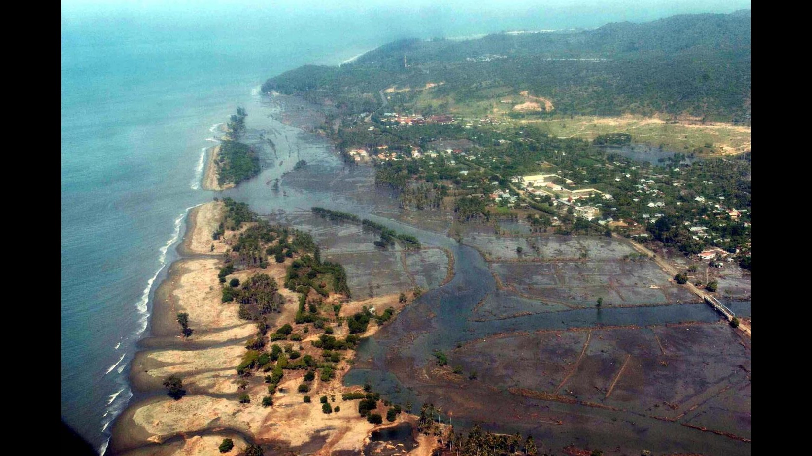 Paura per forte terremoto in Indonesia