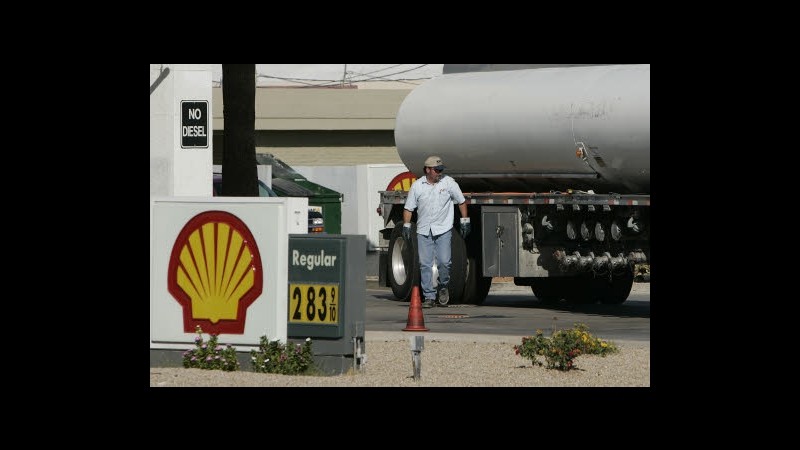 Carburanti, ancora rialzi: benzina vola a 1,765 euro nei gestori Shell