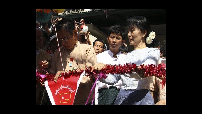 Birmania, Aung San Suu Kyi conferma corsa per seggio parlamentare