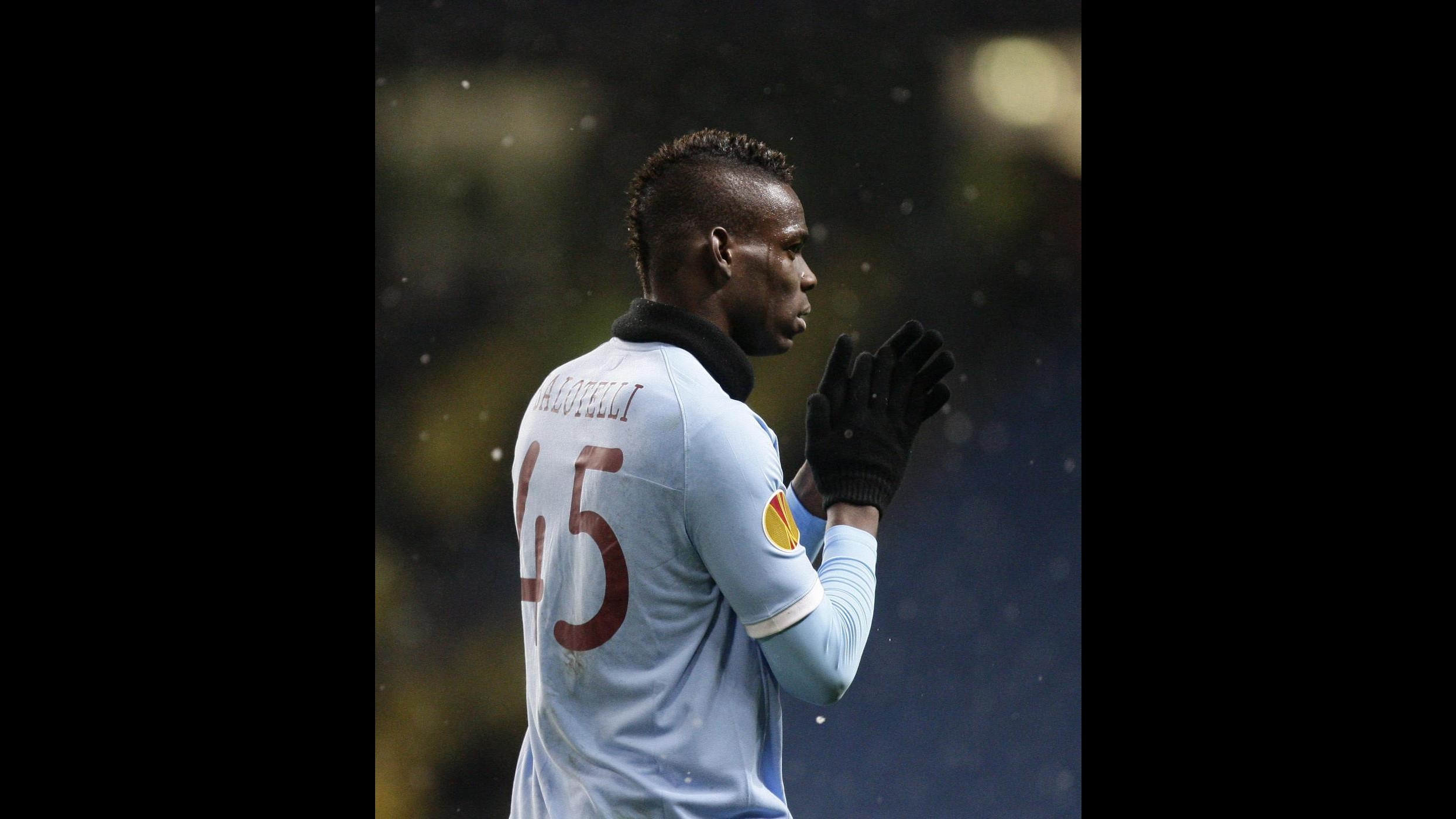 Balotelli: Rimango al City e rapporto con Mancini è perfetto