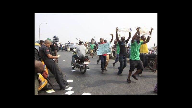 Nigeria, un morto durante proteste contro tagli sussidi carburante