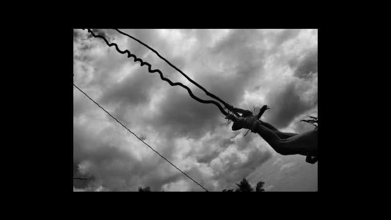Zimbabwe, elastico bungee jumping si rompe: australiana sopravvive