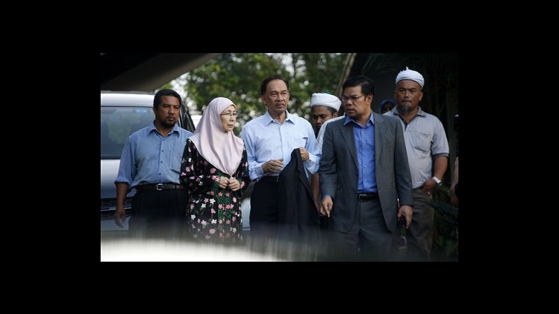Malesia, leader opposizione Anwar assolto da accusa di sodomia