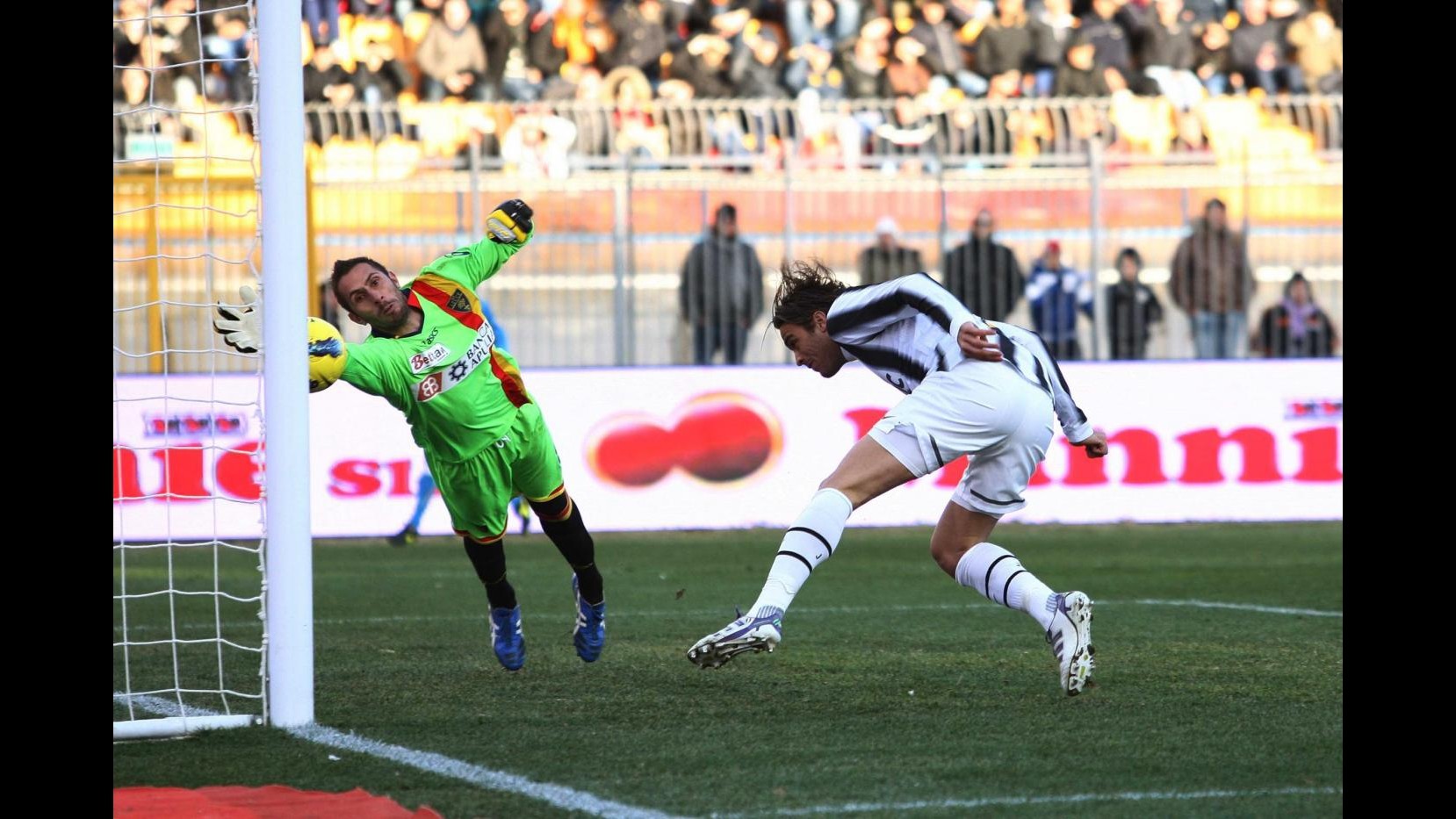Serie A, vincono in trasferta Juve e Milan. Torna al gol Totti