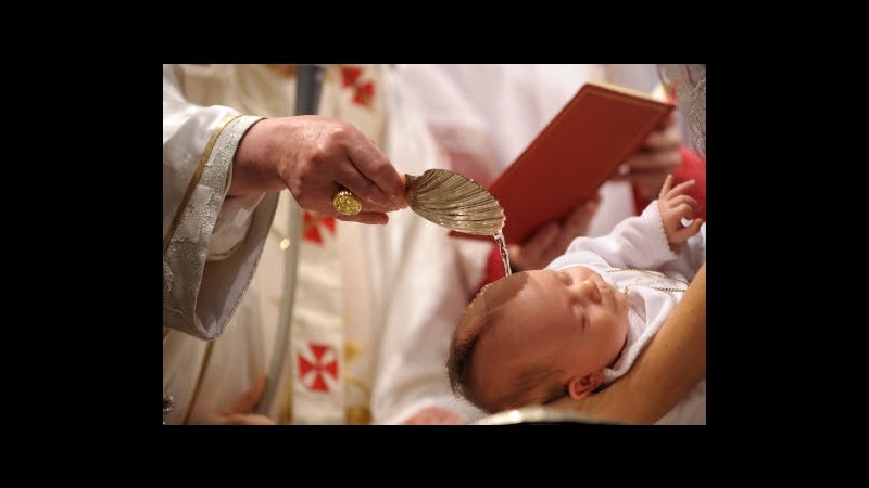 Papa Benedetto battezza 16 bambini