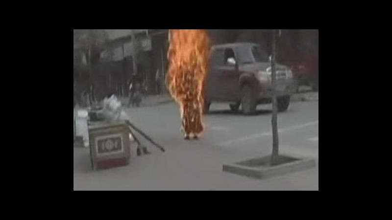 Cina, 2 ex monaci si danno fuoco