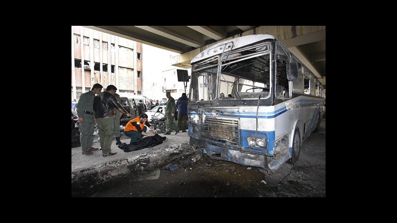 Siria, attivisti: Esercito spara su dimostranti in 2 città, 1 morto