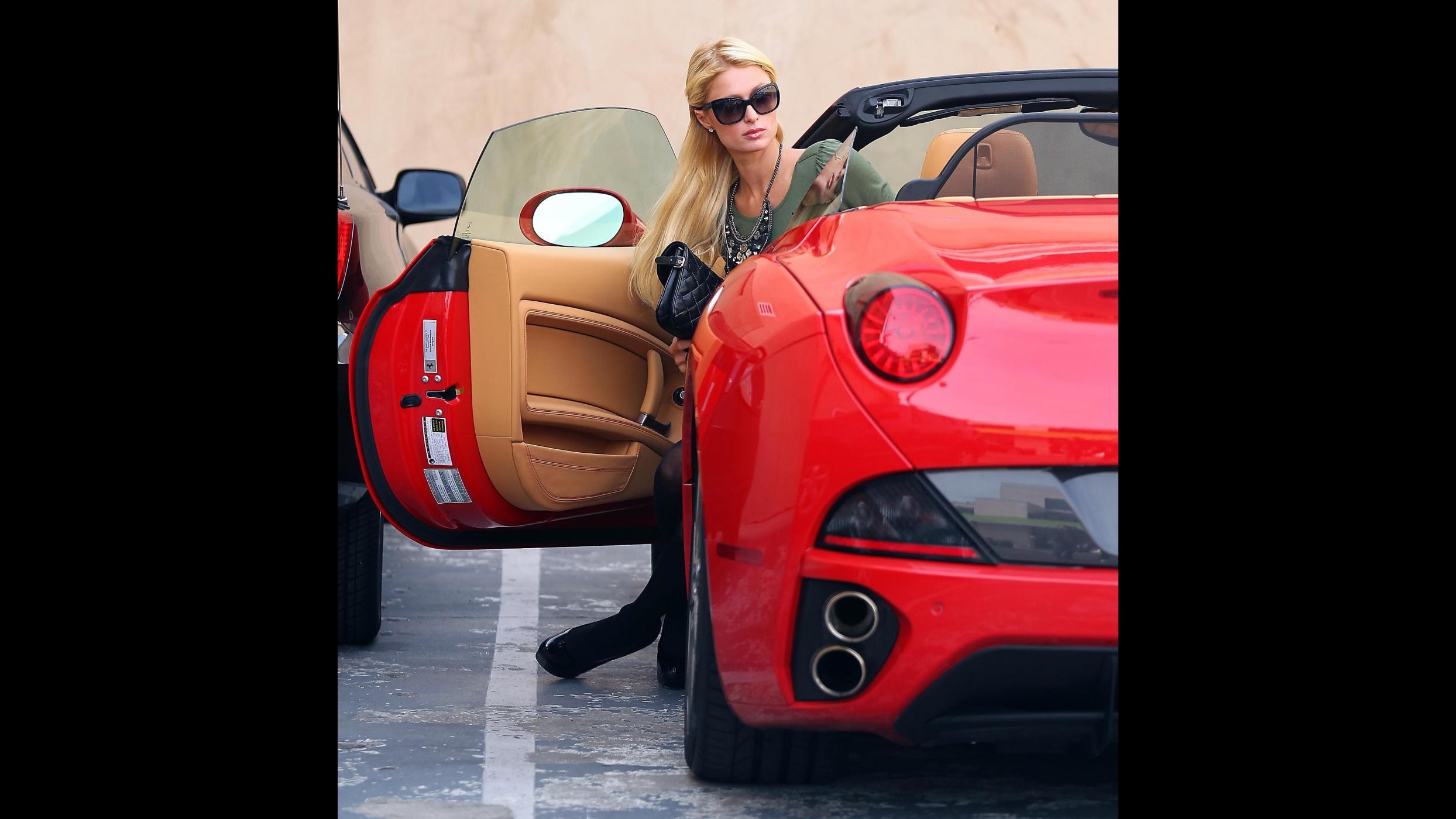 Paris Hilton è un maschiaccio: ama sport di squadra e auto veloci